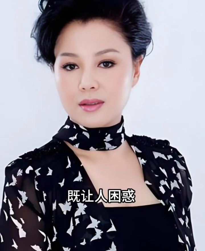 这位姑娘五官深刻而精致，体态高挑又匀称，与荧幕上的明星相比毫不逊色，却始终默默无