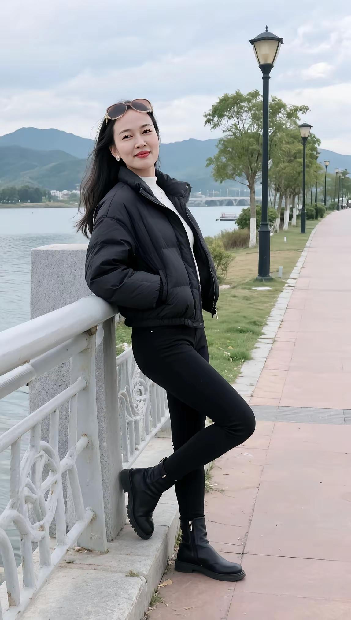 靠栏杆好身材好气质 保持微笑乐观