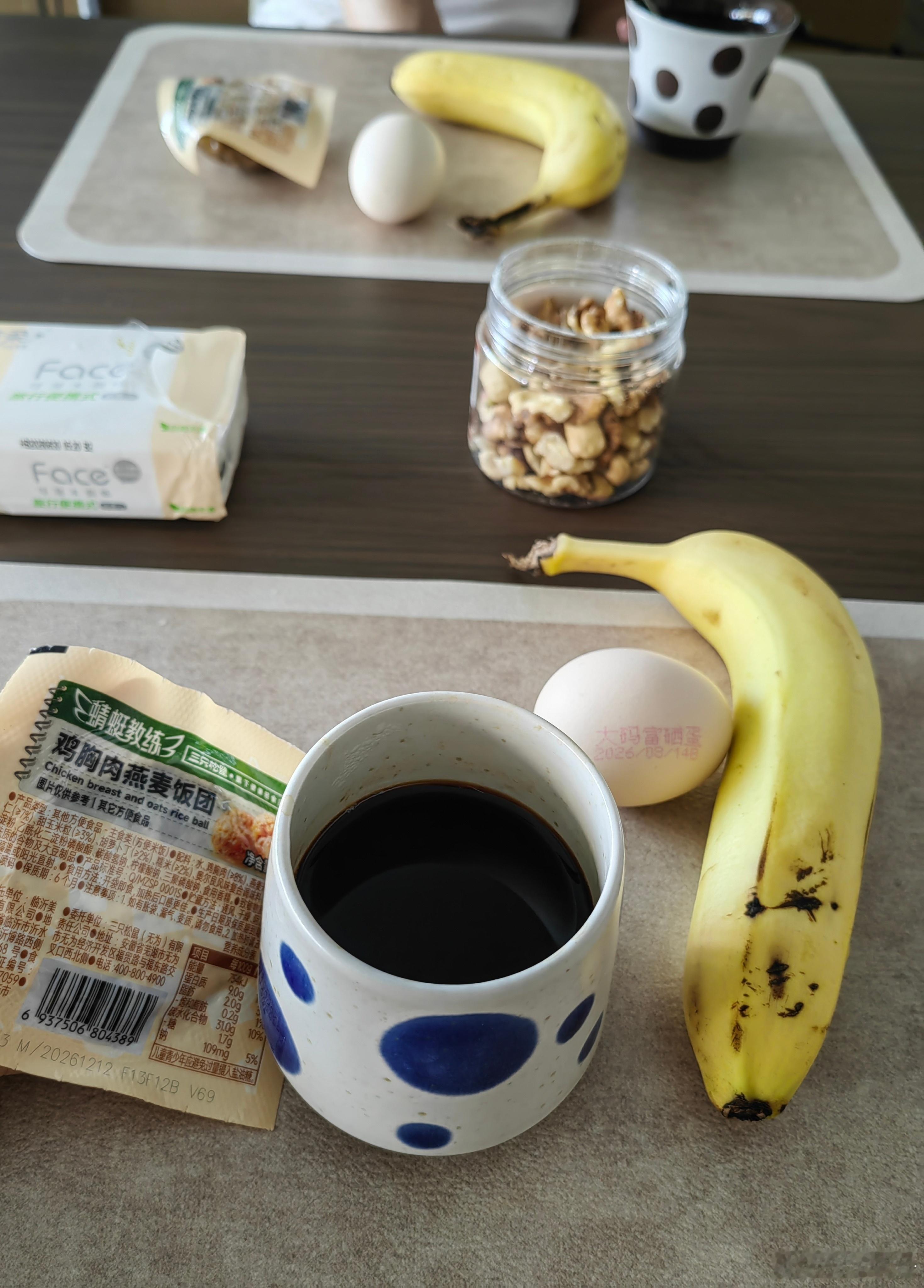 新居的简易版早餐。三只松鼠这个鸡胸肉燕麦饭团，很适合我在第二轮刷脂期间当早饭吃，