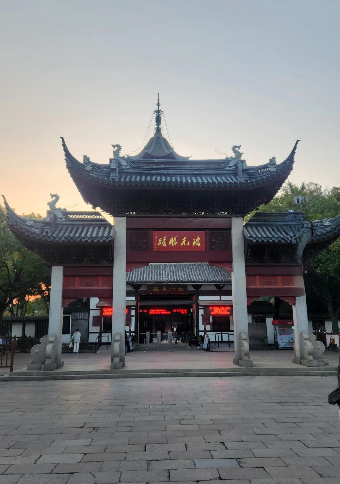 江南古镇各有千秋，最值得去的还得是乌镇、周庄和西塘。
乌镇分东栅和西栅，东栅保留