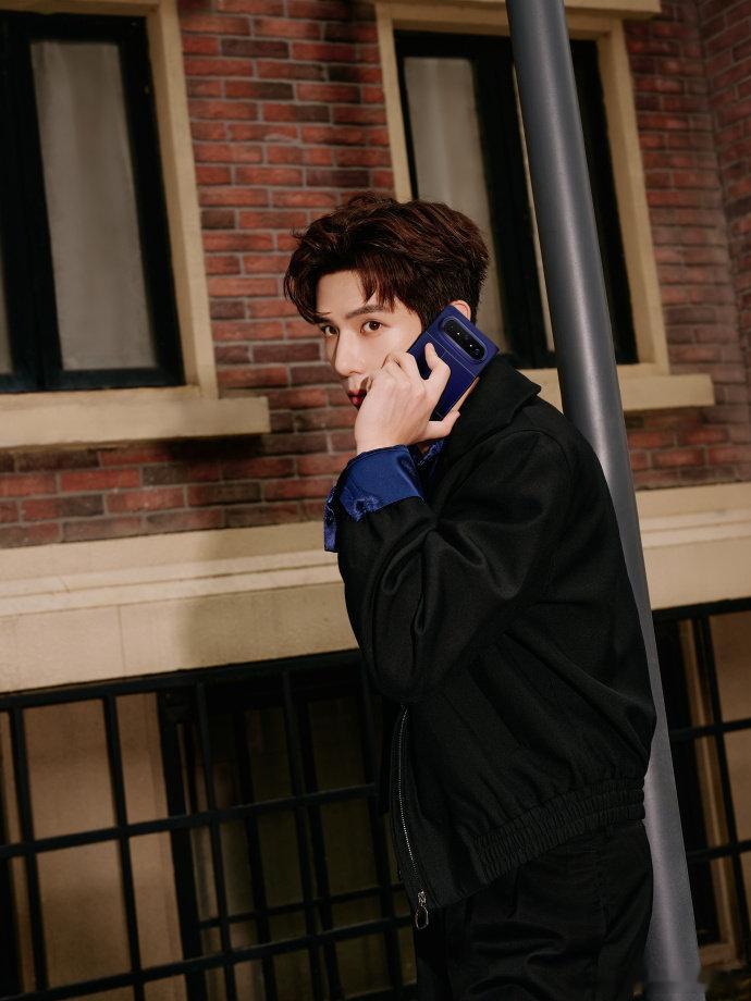 王安宇这组帅成啥了 真的要被王安宇帅晕！这组造型直接封神，利落西装气场拉满，又酷