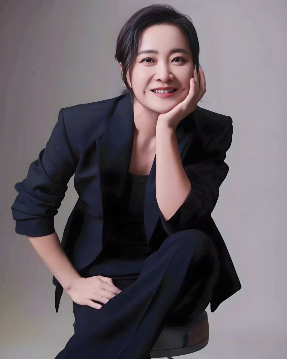 贾玲G社生图 贾玲状态怎么这么差？G社的生图看上去一脸的疲惫，而且都能看到褶子了