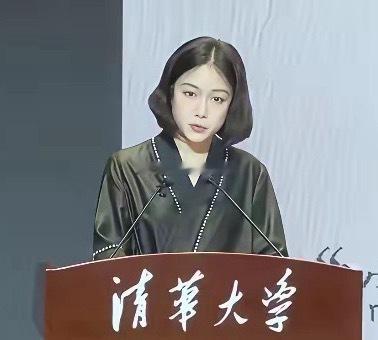清华讲台，很多人的目光被翁帆奇怪的打扮勾住了。或许这就是杨振宁选择翁帆的原因，天