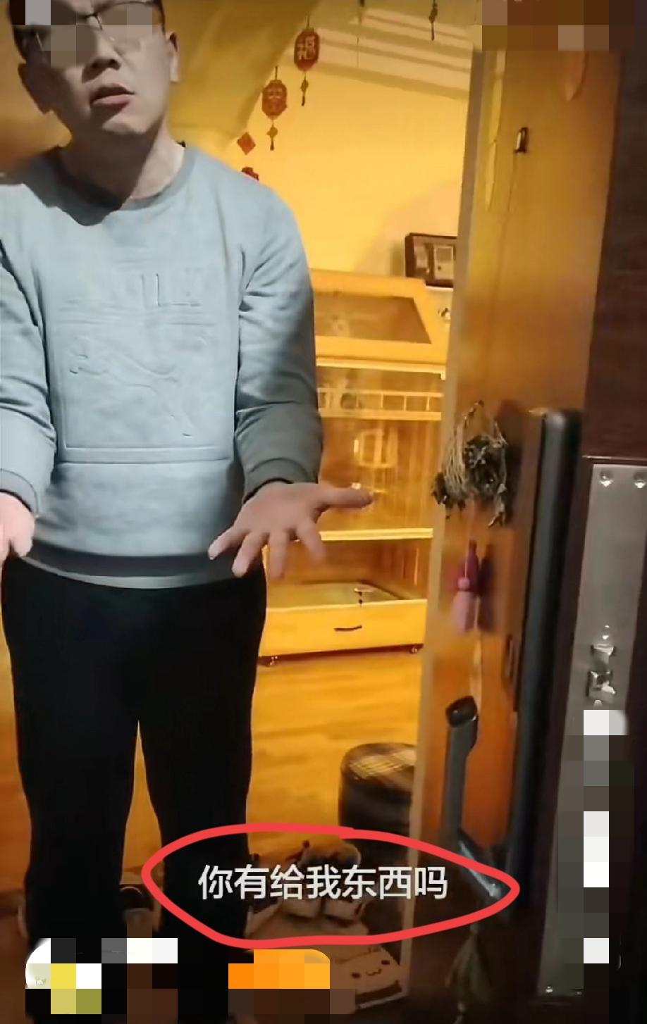 上海某小区，骑手送餐抵达目的地后，敲门无人应答，便将外卖放在门口后离开。不料事后