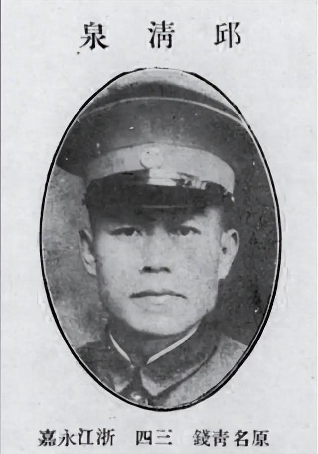 1949年，不可一世的邱清泉被击毙，据参谋长李汉萍回忆：他被击毙前就已经疯掉了，