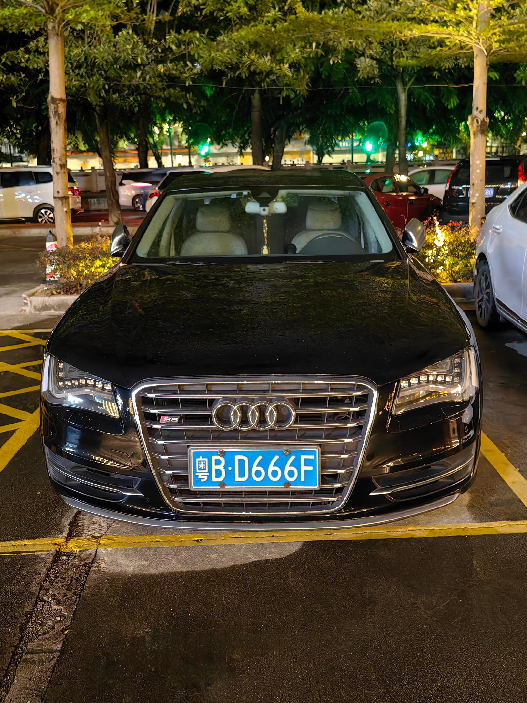 同样是V8发动机，当银耳 遇上西装暴徒 ，哪位大佬更有实力 你更中意哪一台。