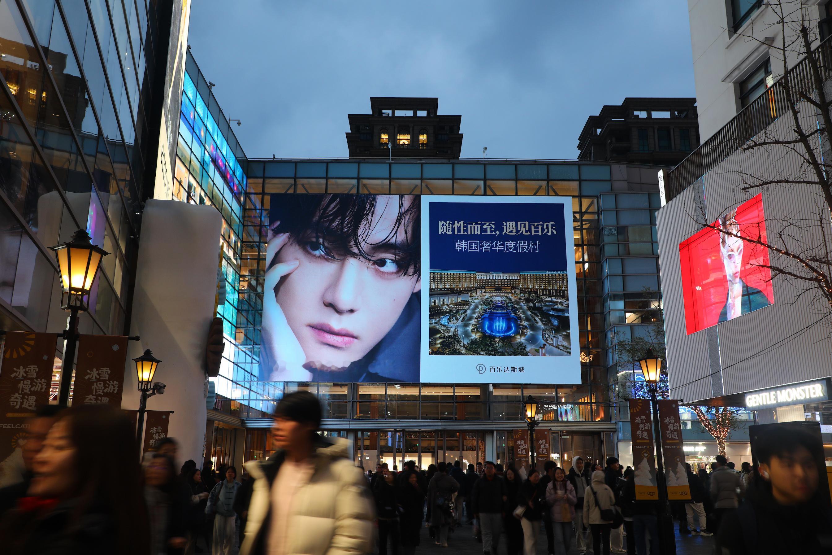 金泰亨 谁懂这一眼的含金量啊？😭 金泰亨 x 百乐达斯城 这哪里是户外广告，简