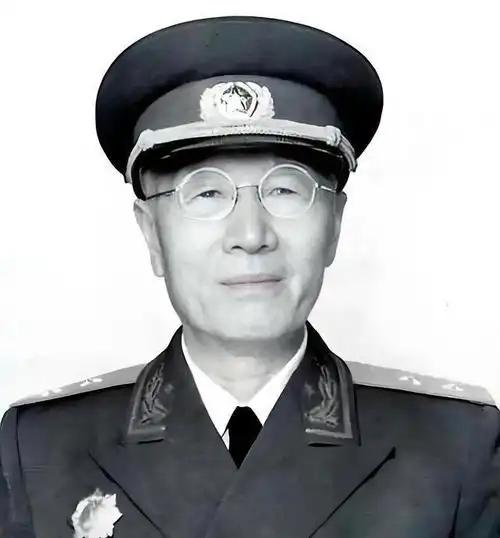 南京保卫战，全团打光，他一个人活着爬出来。被蒋介石下令秘密枪决，他翻墙跑了。被日