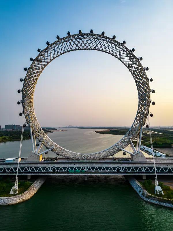 咏山东省潍坊市渤海之眼摩天轮


龙脊凌空接太虚，
转月摩星探玄珠。
纵目云梯浮