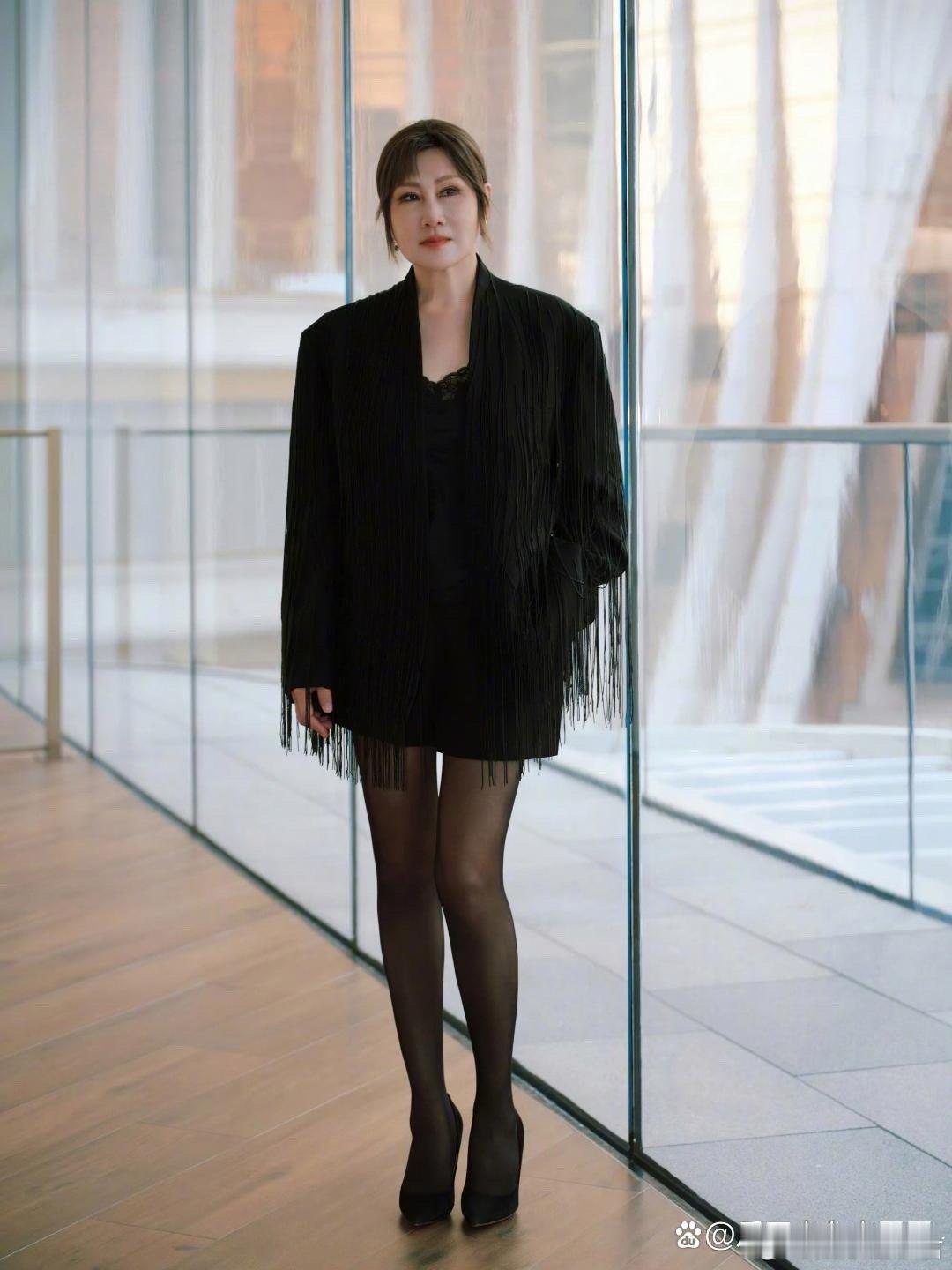 这居然是张凯丽黑外套搭配黑丝，张凯丽越活越年轻了… 