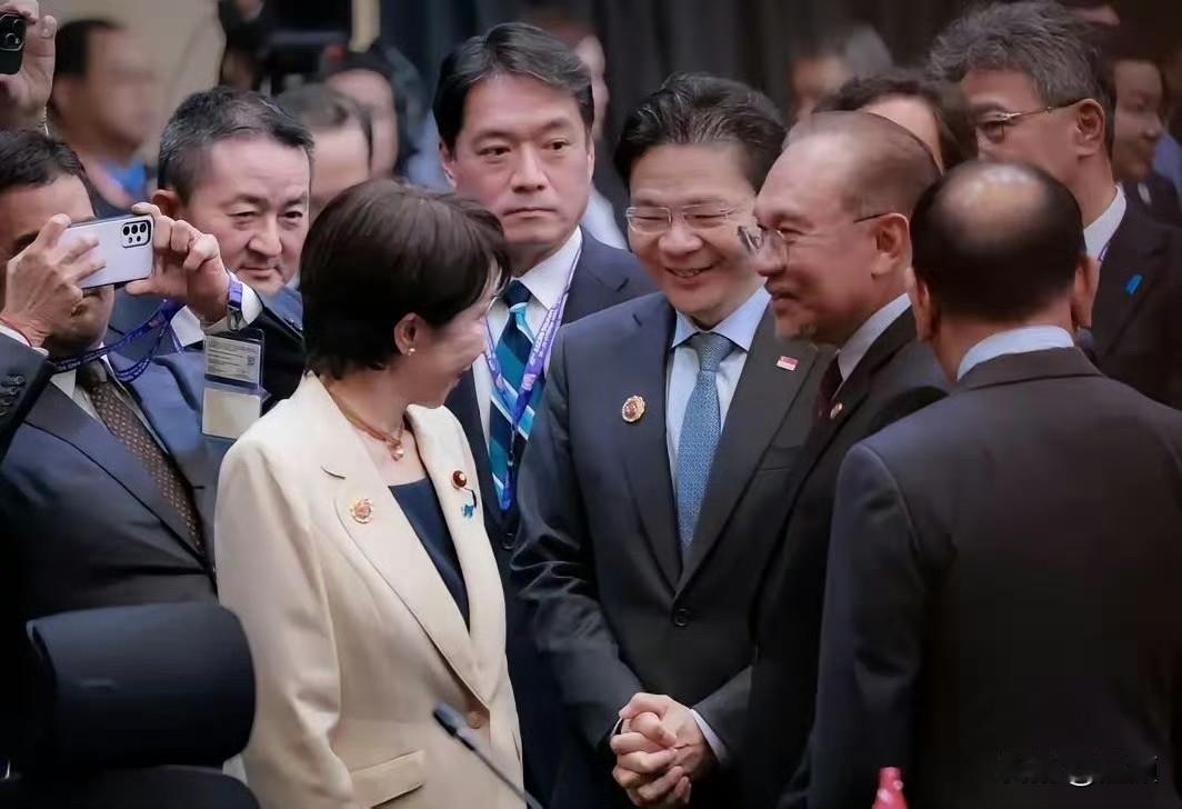 新加坡总理帮高市求情，称日方已停止挑衅，希望中方“放下过去”。 ​​​
新加坡的