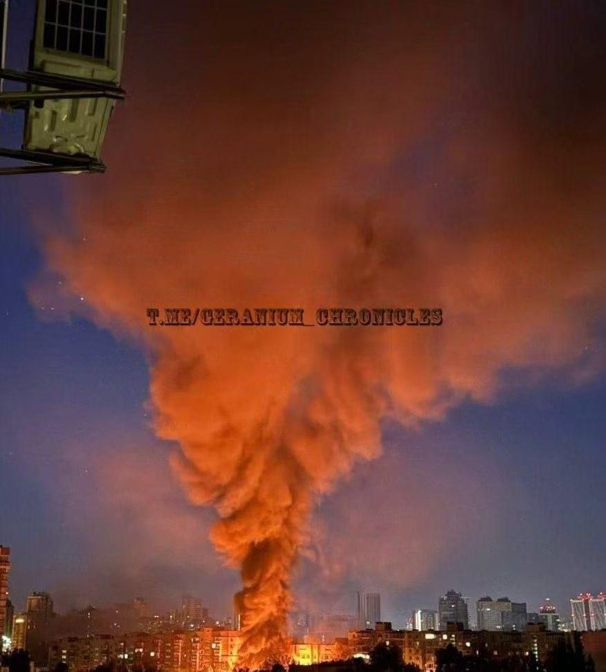 俄军发起致命报复！基辅在大规模联合打击后陷入火海！只要泽连斯基躲在防核爆地堡不出