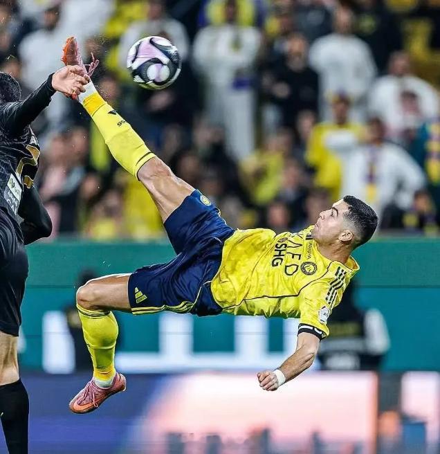 40岁的C罗用这记精彩的倒钩破门，延续了自己高效的进球效率，同时也成为本场比赛的