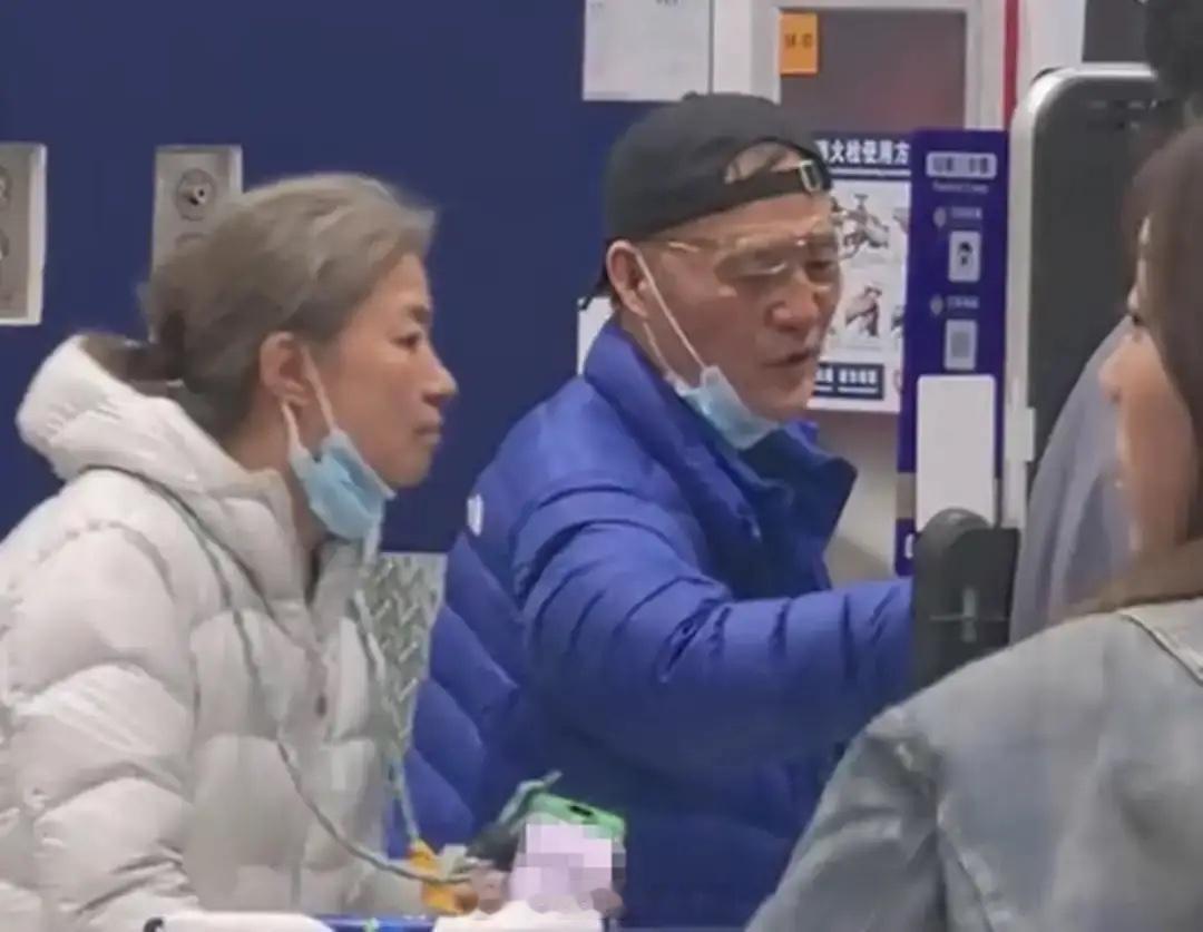 迟蓬老师和老公智磊去吃自助餐，有网友偶遇迟蓬老师，她是去年最出圈的老戏骨，黄玲的