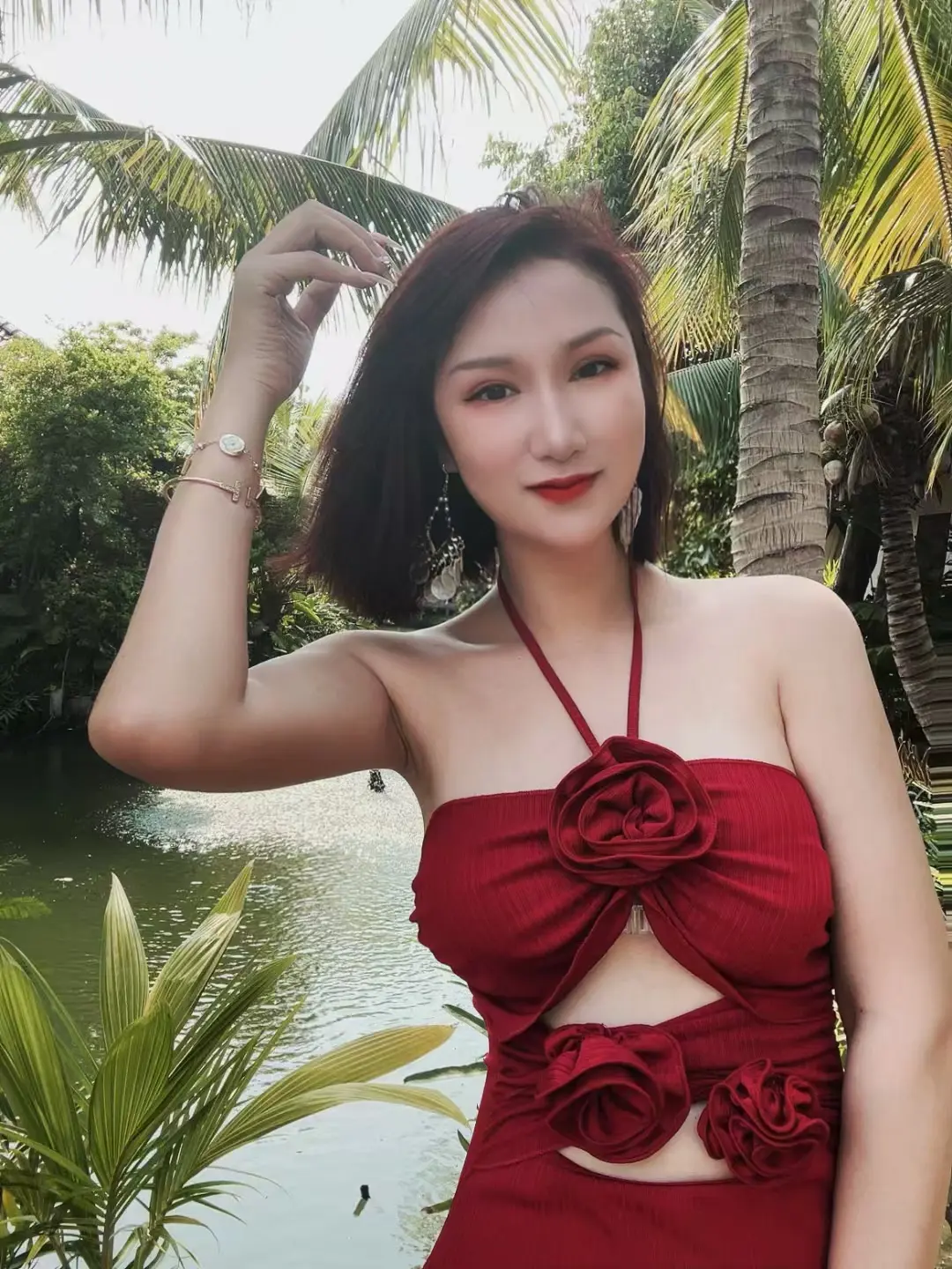 “松弛一点 生活不会因为你心弦紧绷而事事顺遂  松弛有度 人生才会更快乐”。