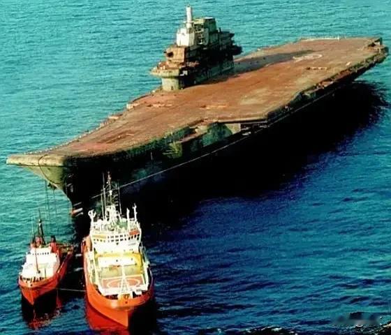 2002年春天，一艘锈迹斑斑的巨舰缓缓停靠在大连港，它就是“瓦良格号”——苏联库