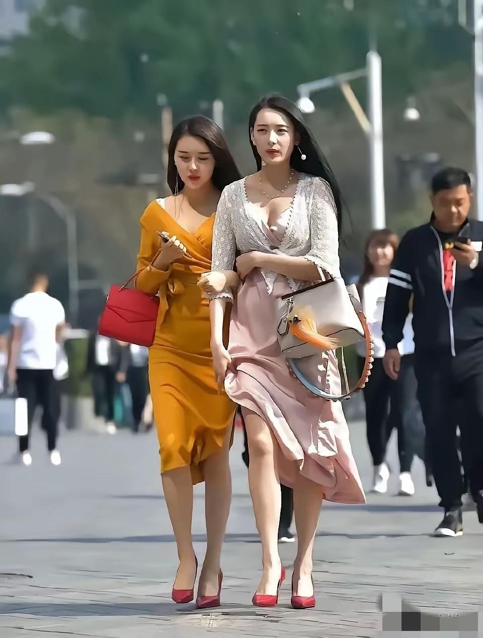 考考你的审美，想问问，这两个女生，你觉得哪个好看？[what]