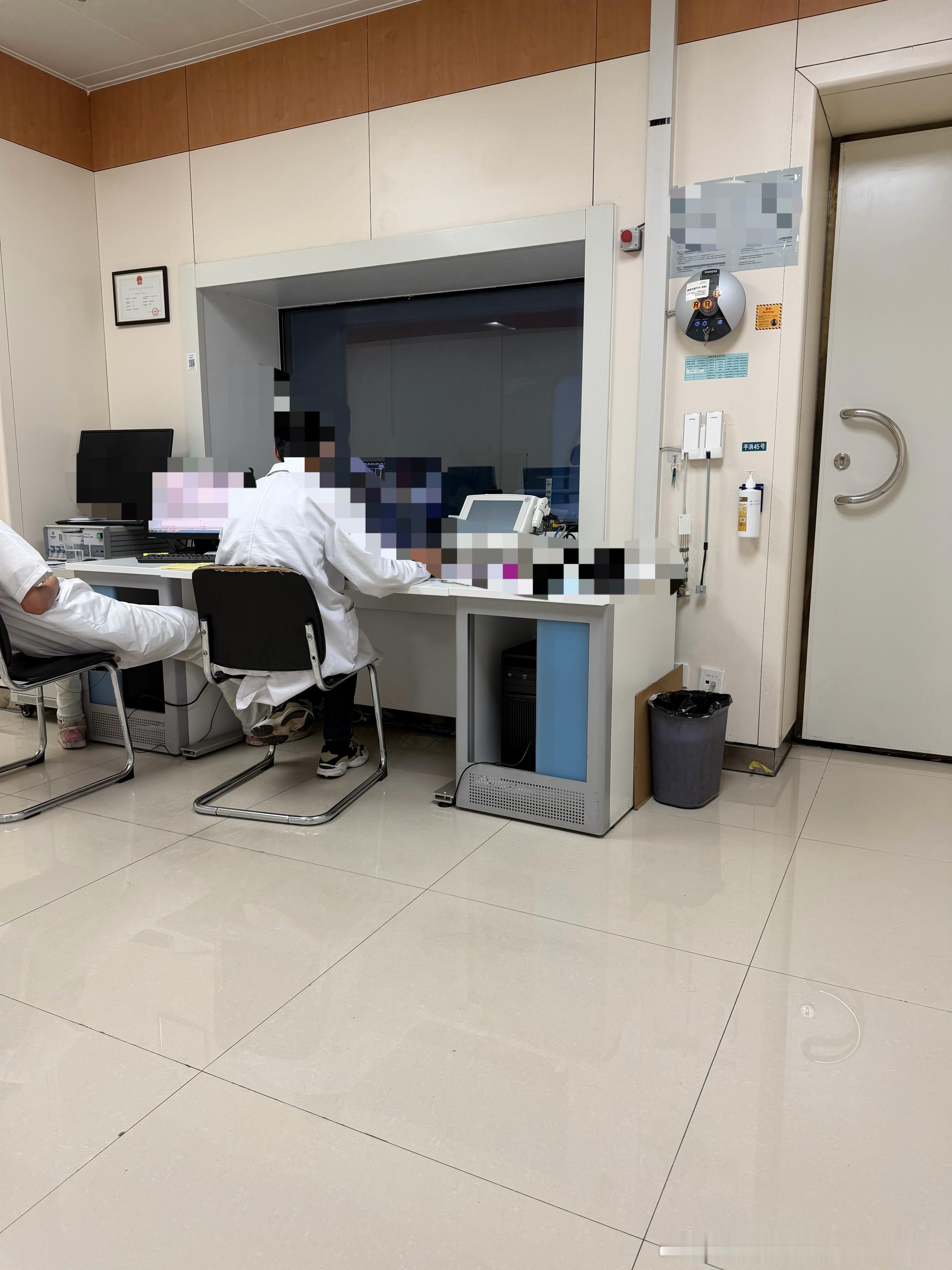 在核磁室呆一个小时了，我刷白的脸孔我要嘶吼 