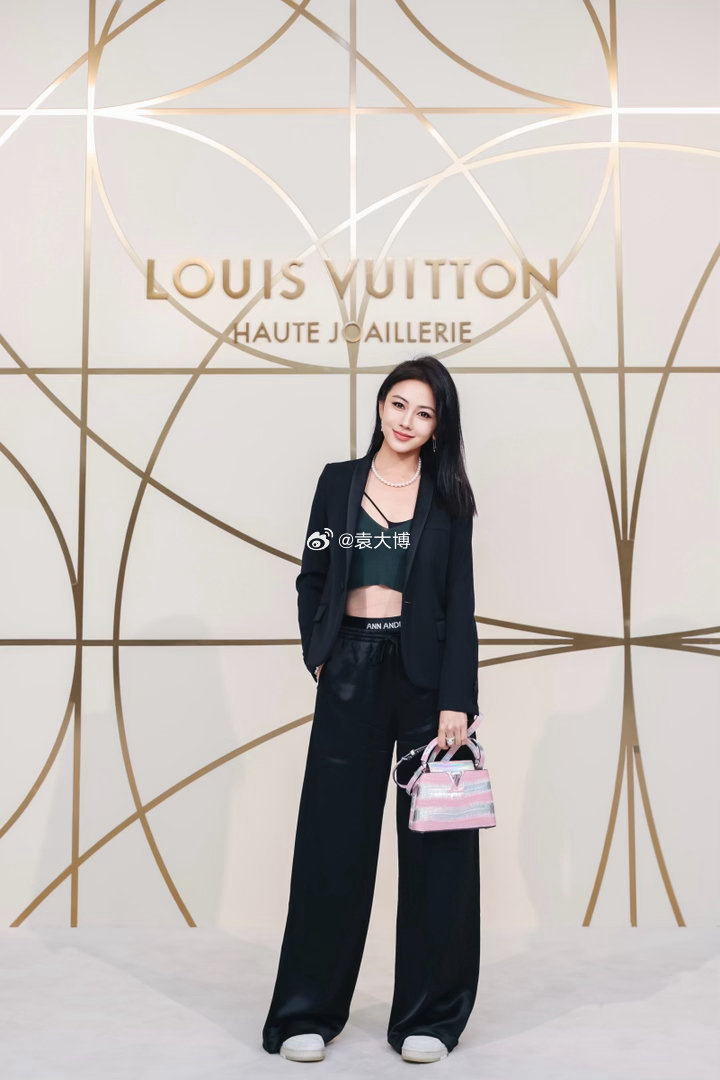 杭州LV高珠展，感谢邀请～中间的戒指💍1.56….亿！！！！真的是亿点点的美做