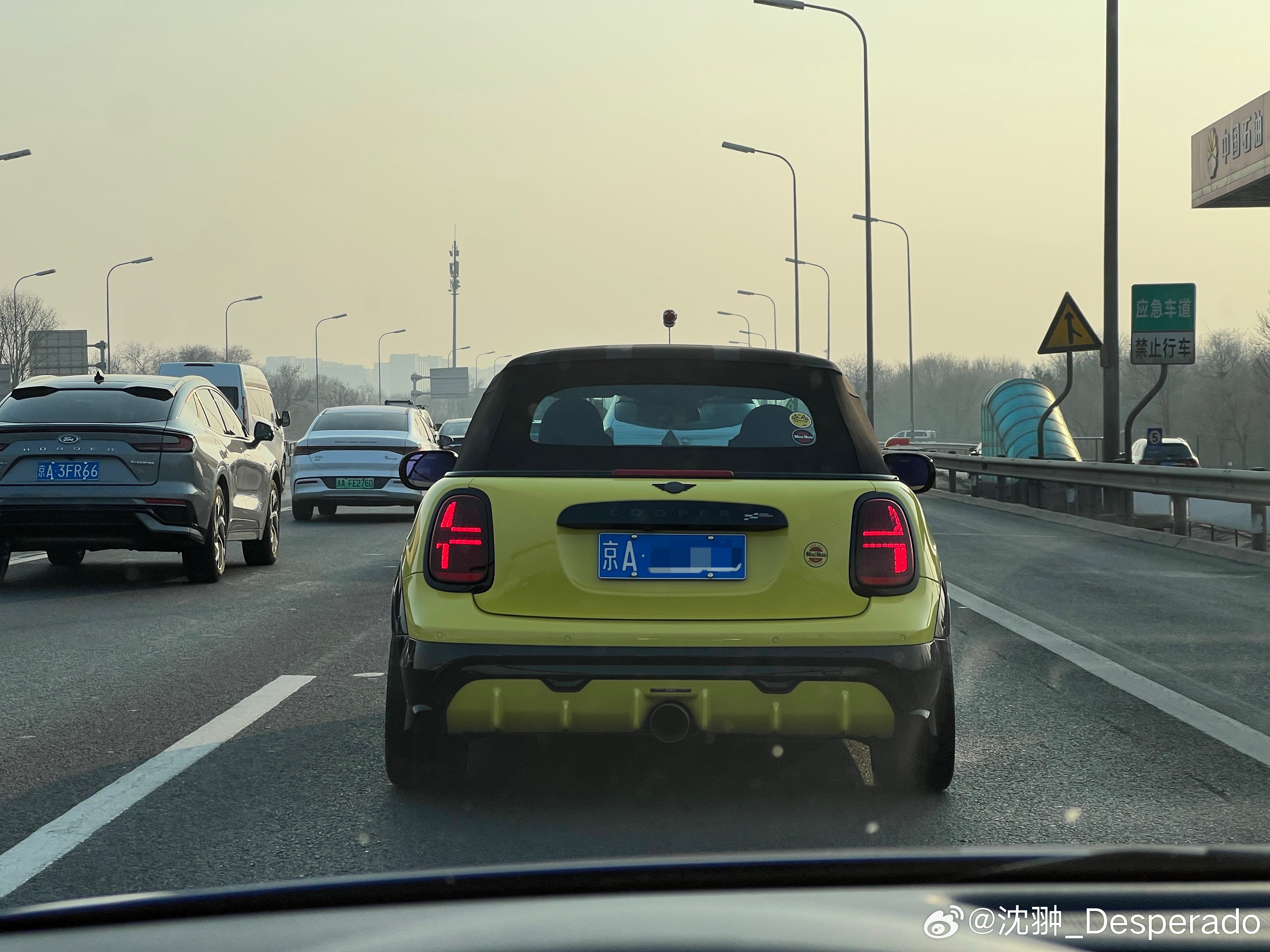 排气改成中间单出的MINI Cooper还真是第一次见。别说，还真挺帅的。min