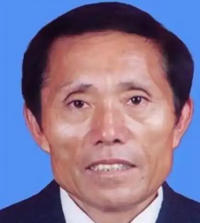 一个文盲村支书，自己掏6万办厂，一年干出200万。年底股东们坐一桌，死活不肯让外