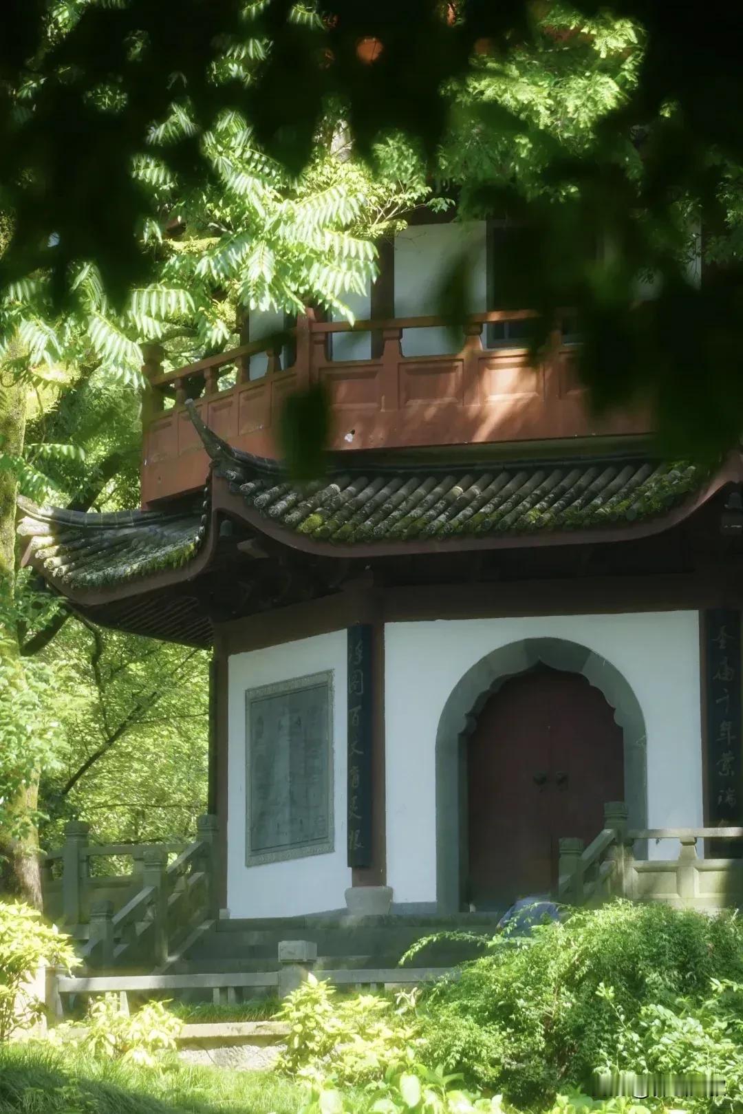 《庄子·人间世》中讲：“虚室生白，吉祥止止。”房屋宽敞明亮，若是堆满了不干净的杂