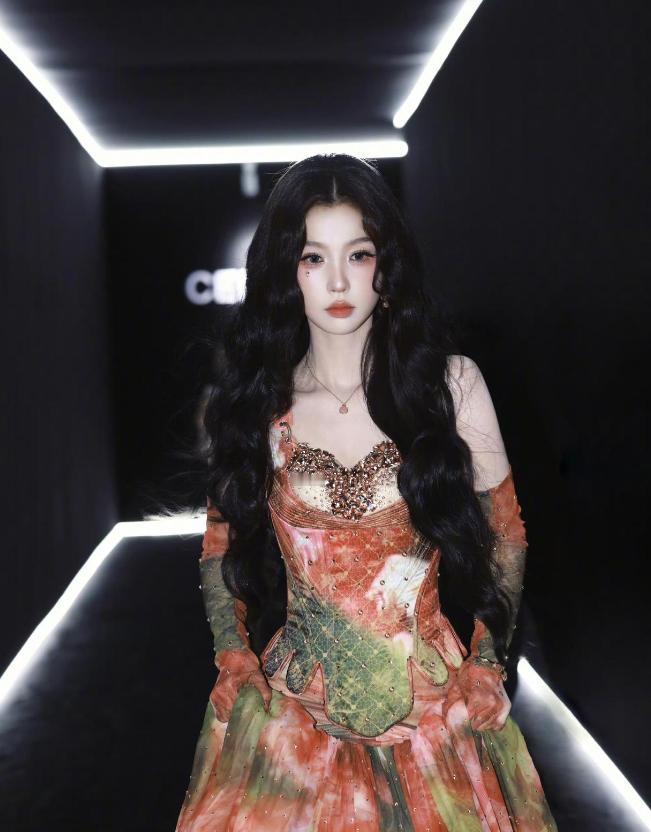1.包贝尔估计在开香槟庆祝了，因为富贵花的事儿帮包贝尔分摊了全部的热度，他的事现