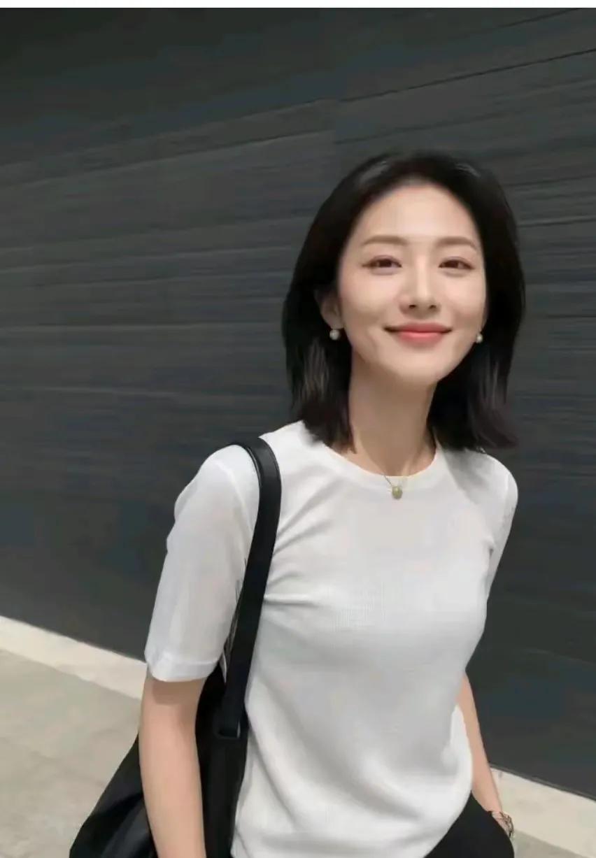 小丽是村里公认的美丽姑娘。她勤劳、善良，但也有着农村女孩常有的传统观念，总是听从
