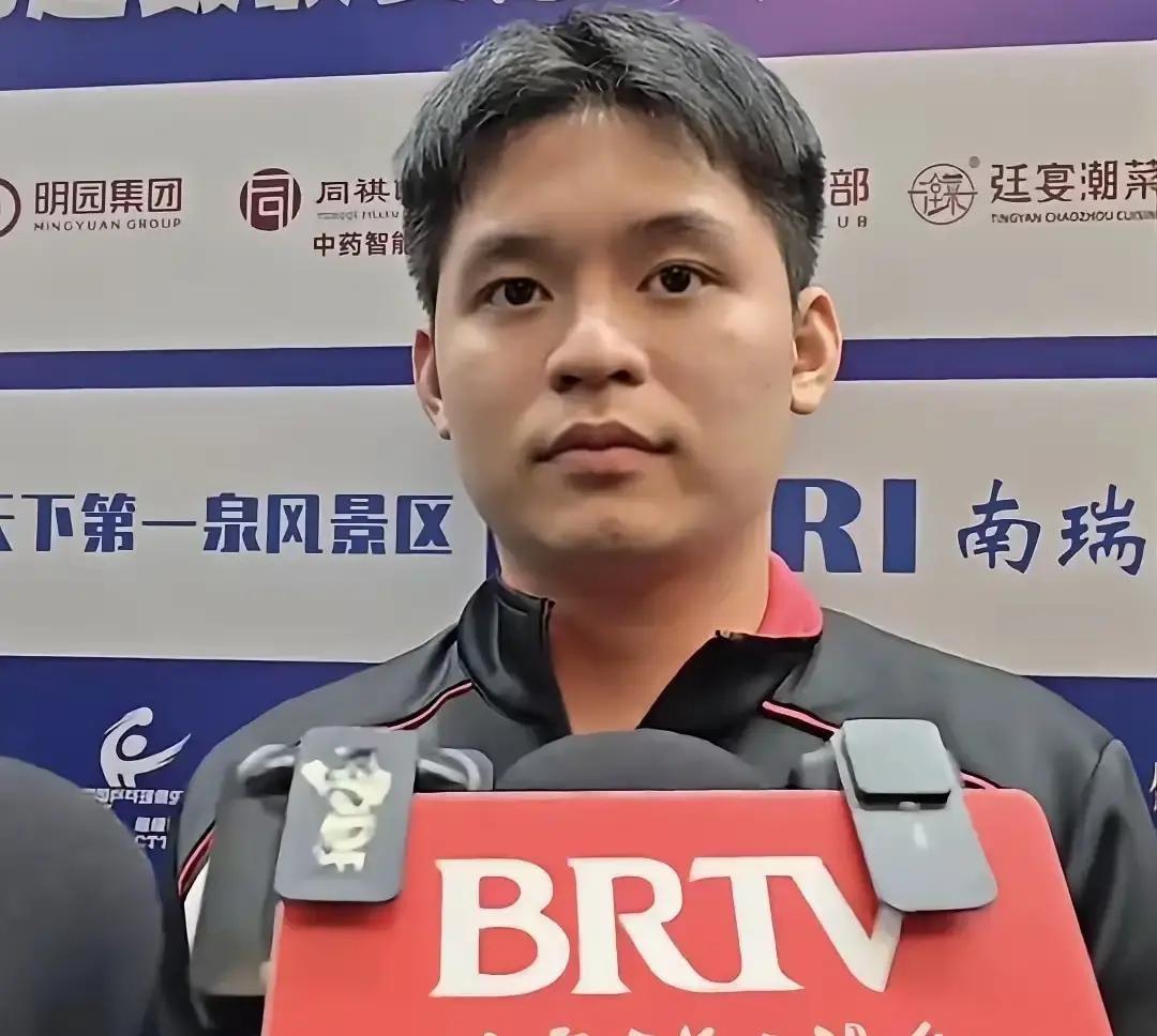 林诗栋这场球压根没上，全程坐替补席，镜头扫过去，一张瘦脸配中分，网友立马炸锅，说