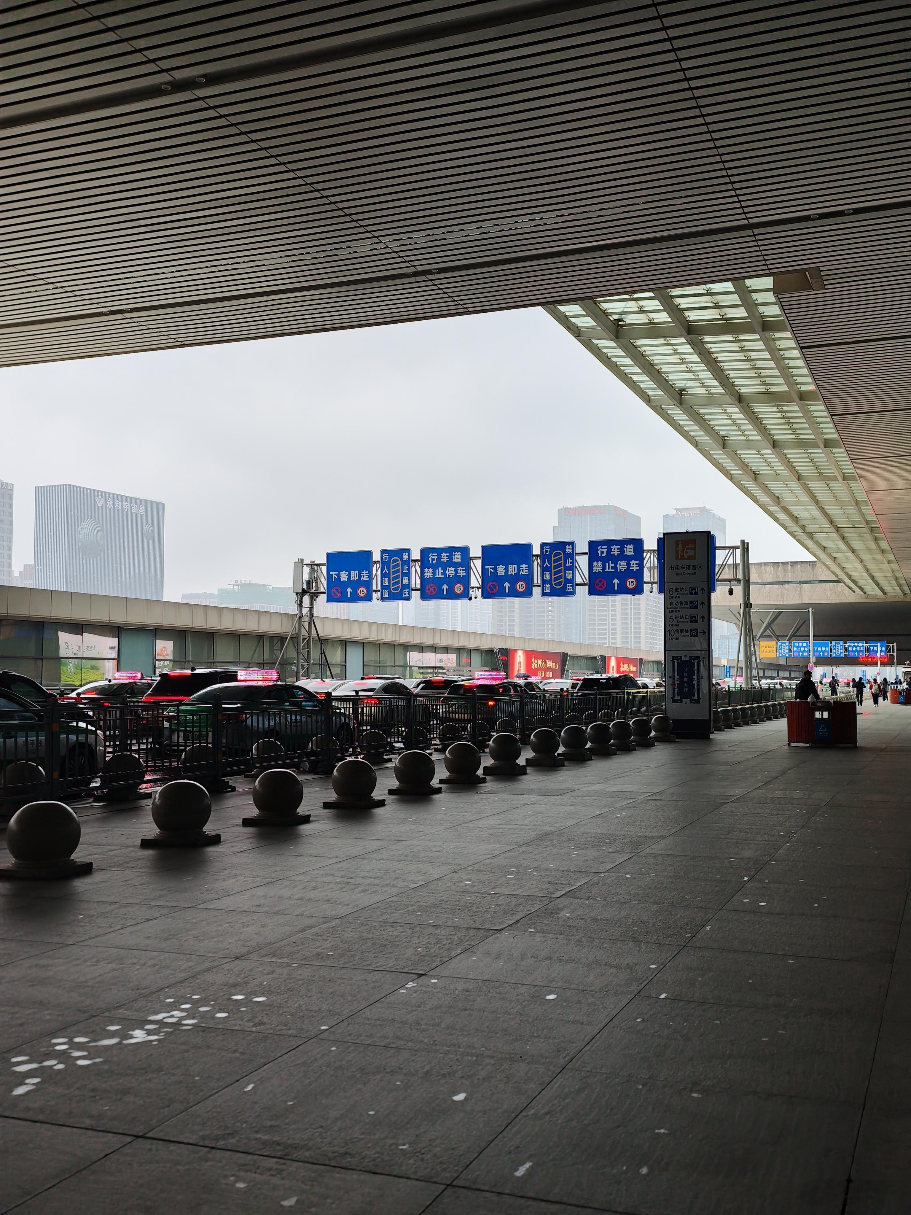 第2次坐公交到郑州东站，同一时间段打车30分钟，坐公交19分钟，我用2TB的大脑