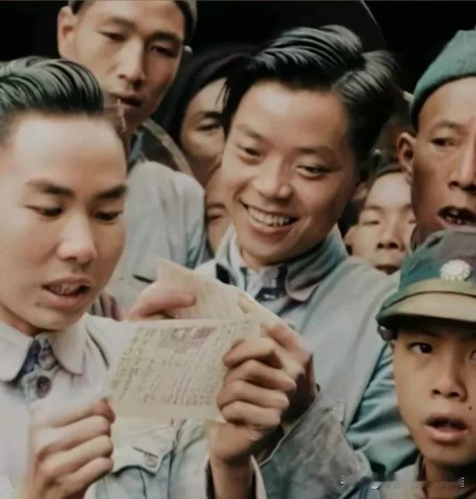 “日本鬼子投降了!”1945年8月，当飞机上撒下万千日本投降的传单时，中国人民奔