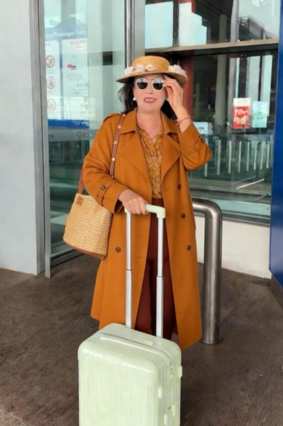 张兰启程去湾湾和孙子孙女一起过年了。汪小菲已经飞回湾湾陪马筱梅，这边张兰忙完工作