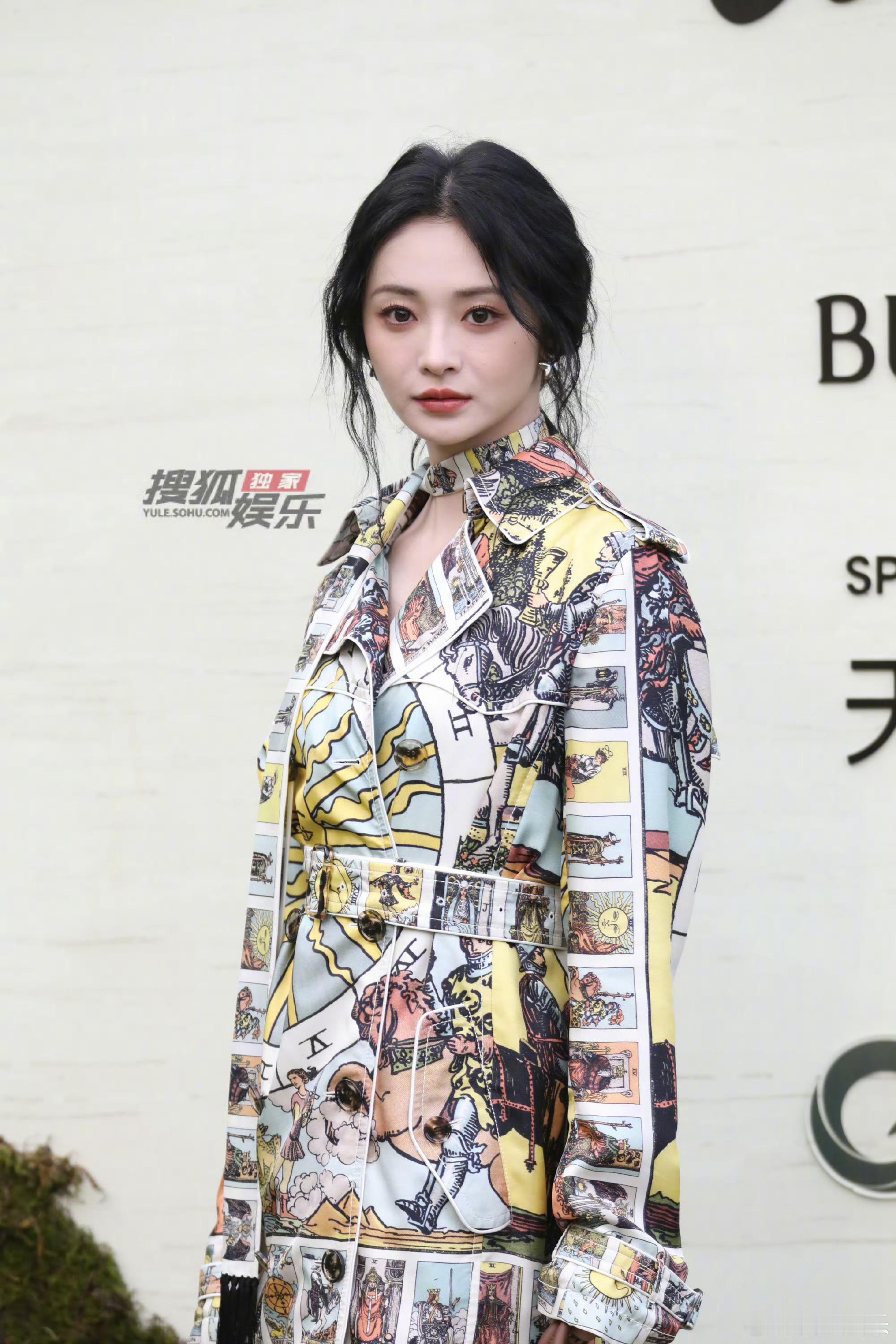 周洁琼印花收腰风衣裙 周洁琼印花收腰风衣裙好美，姐姐每次在红毯都有自己的风格啊，