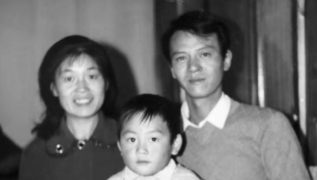 1979年，知青戴建国不顾家人的反对，硬娶痴傻的程玉风为妻，新婚夜，正当戴建国流