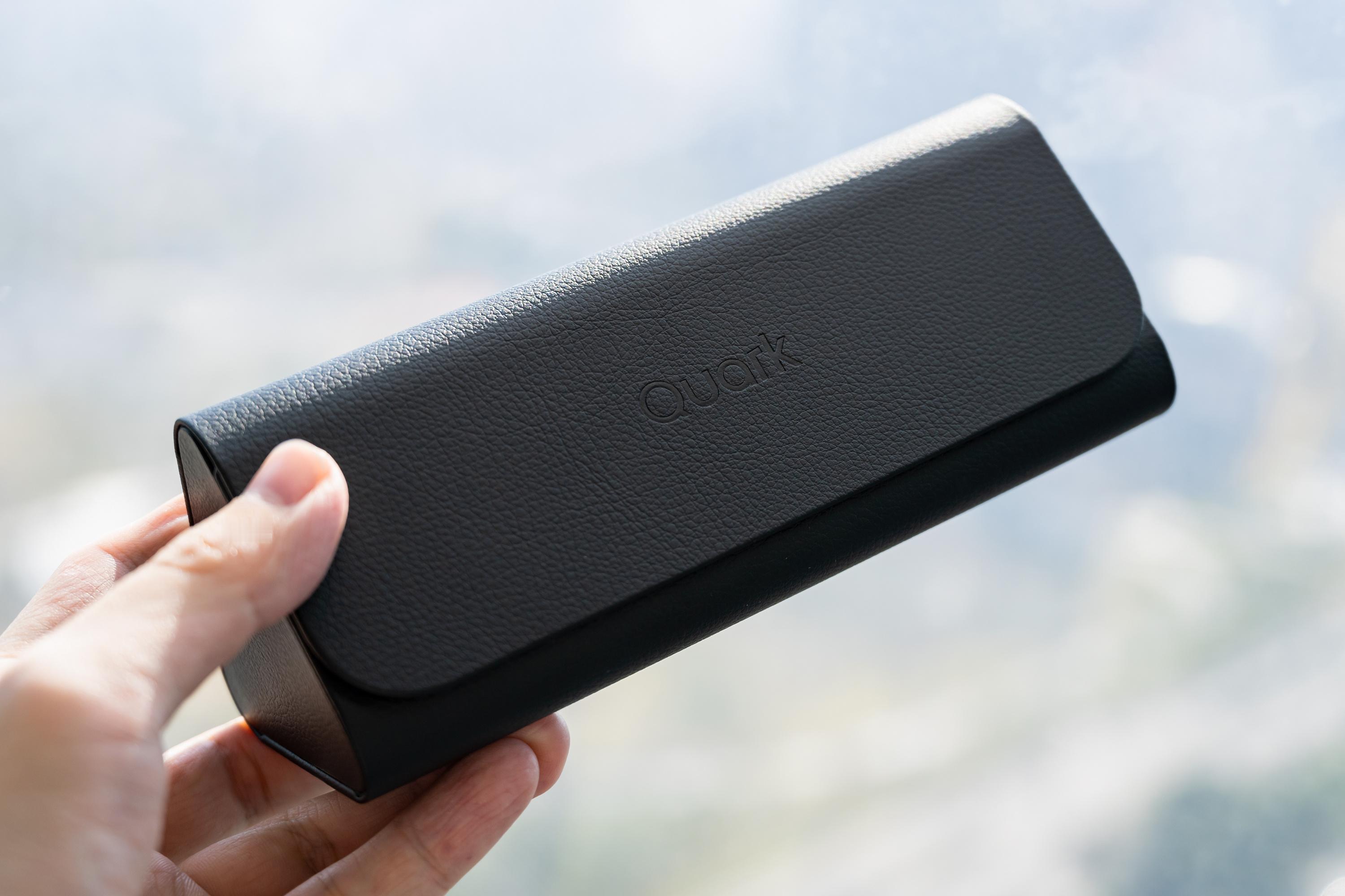 阿里巴巴的夸克AI眼镜邀请函，一个眼镜盒子，等待装入“可以拍摄、可以扫码支付、可