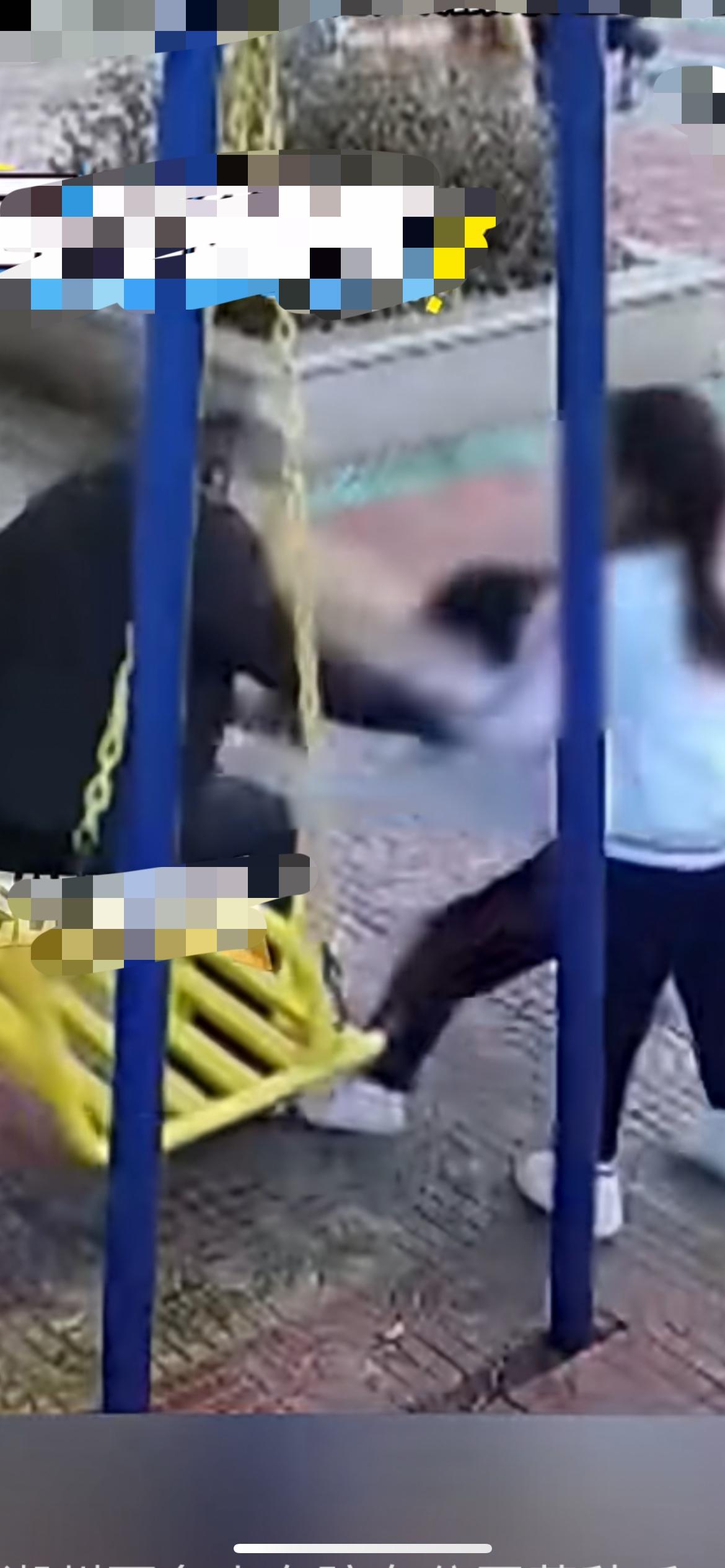 12月7日广东潮州市，两名小女孩在公园荡秋千 ，44岁陌生男子突然同乘秋千并强行