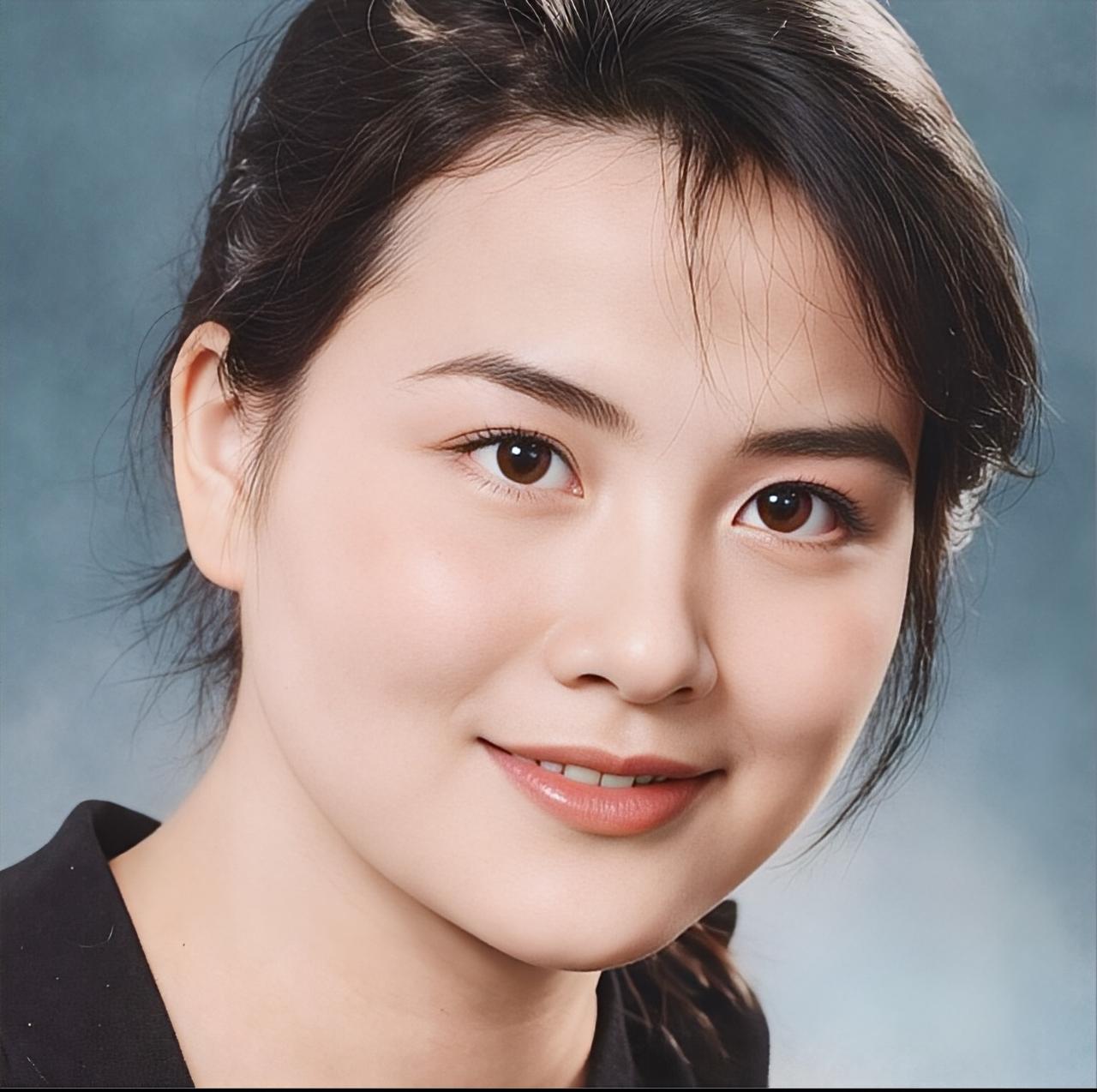 朱一锦是个演员，长得很漂亮，就连洪君彦的女儿洪晃都说继母朱一锦“漂亮的跟妖精似的
