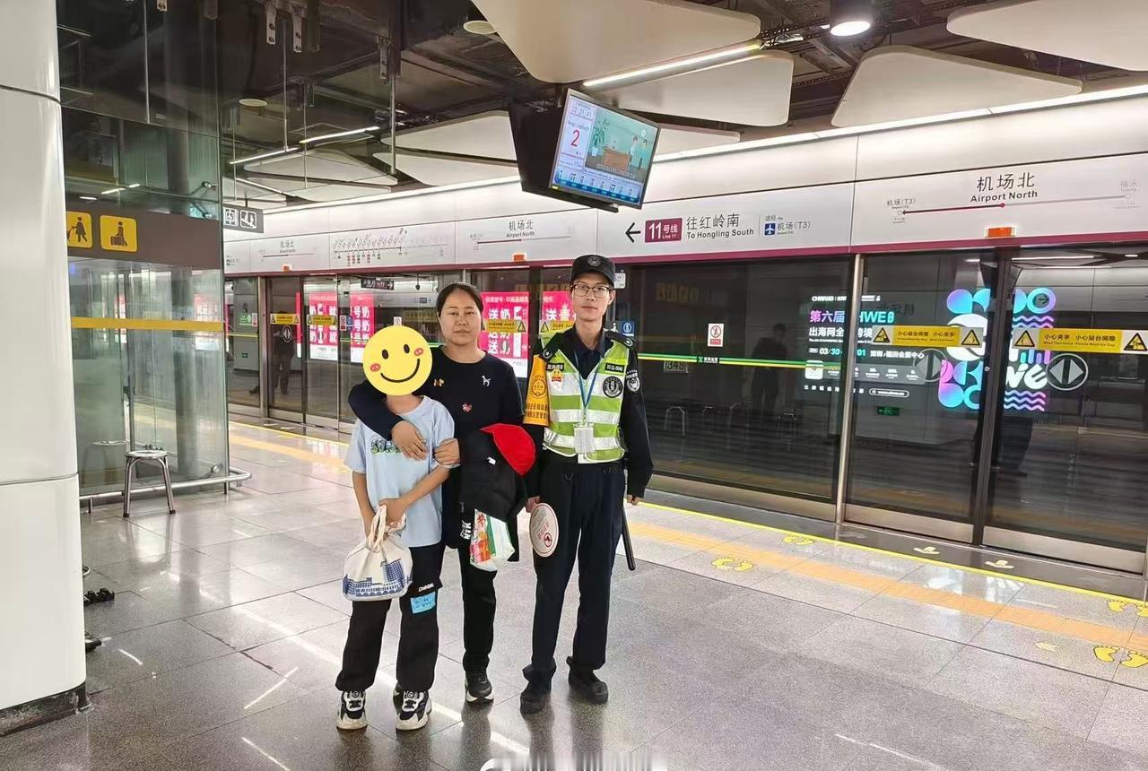 4月7日，11号线安全员接到通知：一名约10岁的小男孩在地铁站与家人走失，全体安