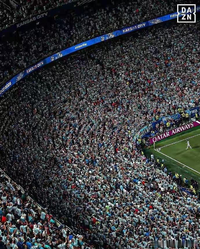 这张照片被投票选为2026年国际足联世界杯最伟大的照片。照片的内容是，在万众瞩目