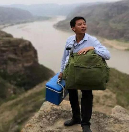 1996年山西，一小伙交不起3000元学费，想放弃上大学，村民们给他凑了3025