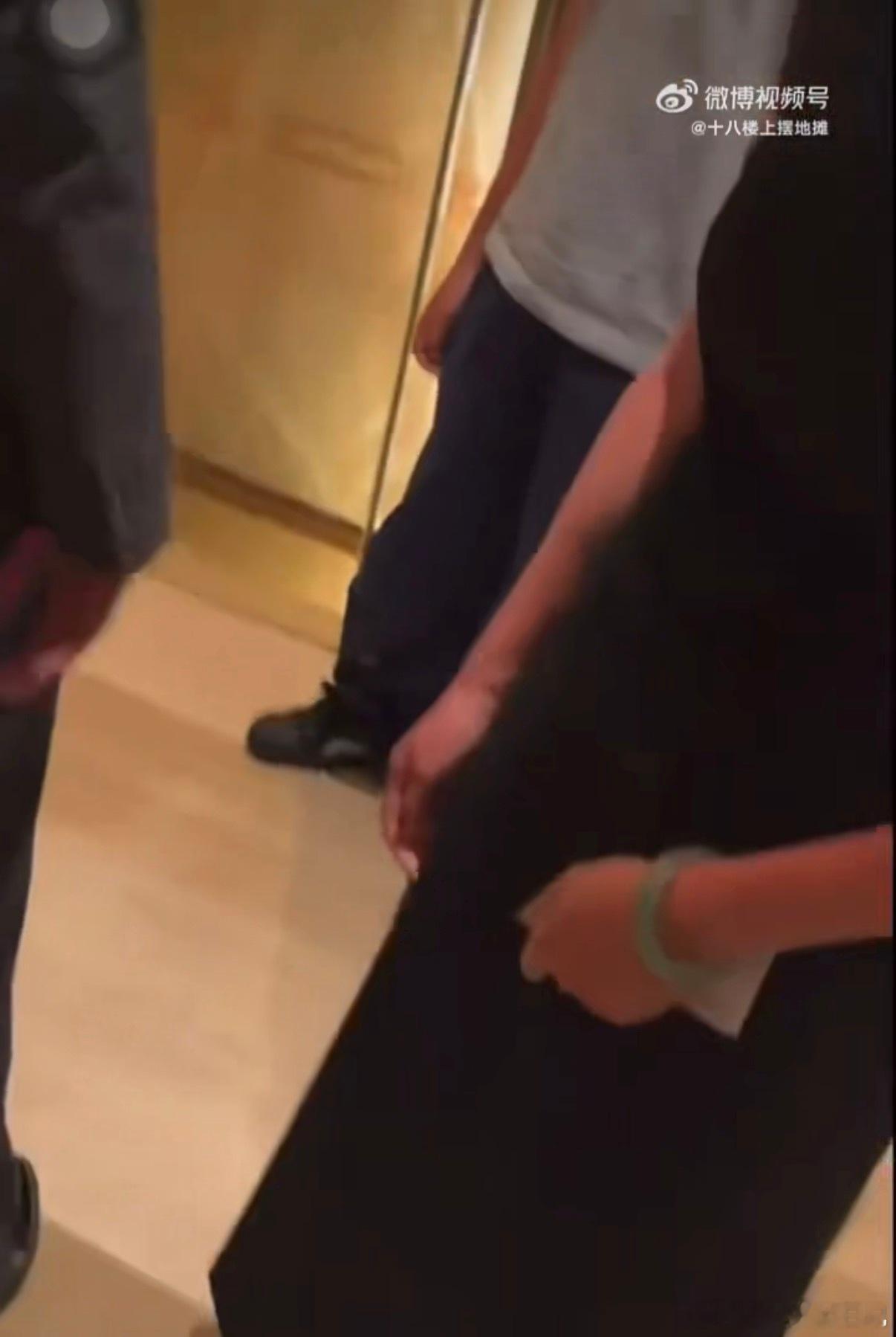 王橹杰妈妈和私生打起来了王橹杰妈妈被私生骚扰到情绪失控 这太吓人了 