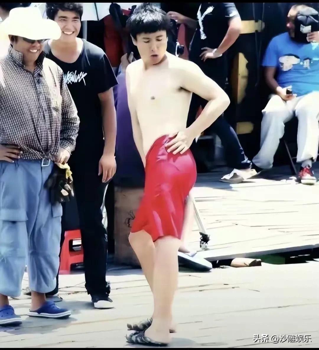 沈腾的QQ空间哪是被盗了，是咱网友亲手扒出了他的“考古现场”。腾讯官方都委屈巴巴