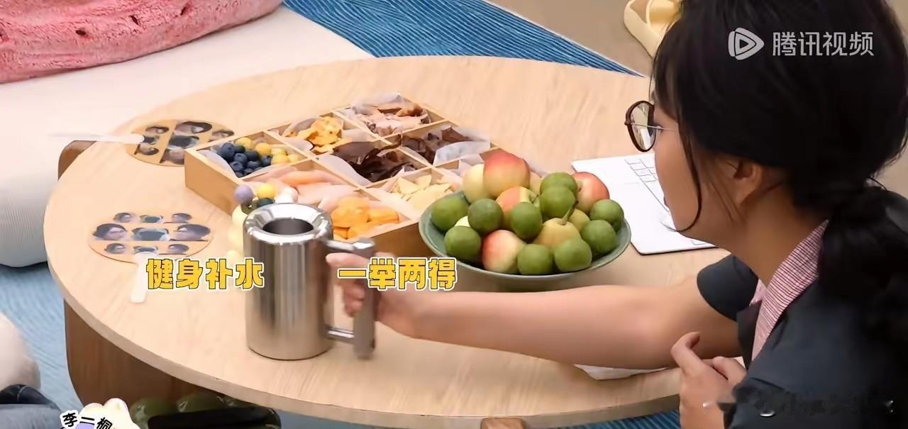 真的被李一桐藏起来的身体素质惊艳到了！
平时看着瘦瘦小小、气质软软的，完全是温柔