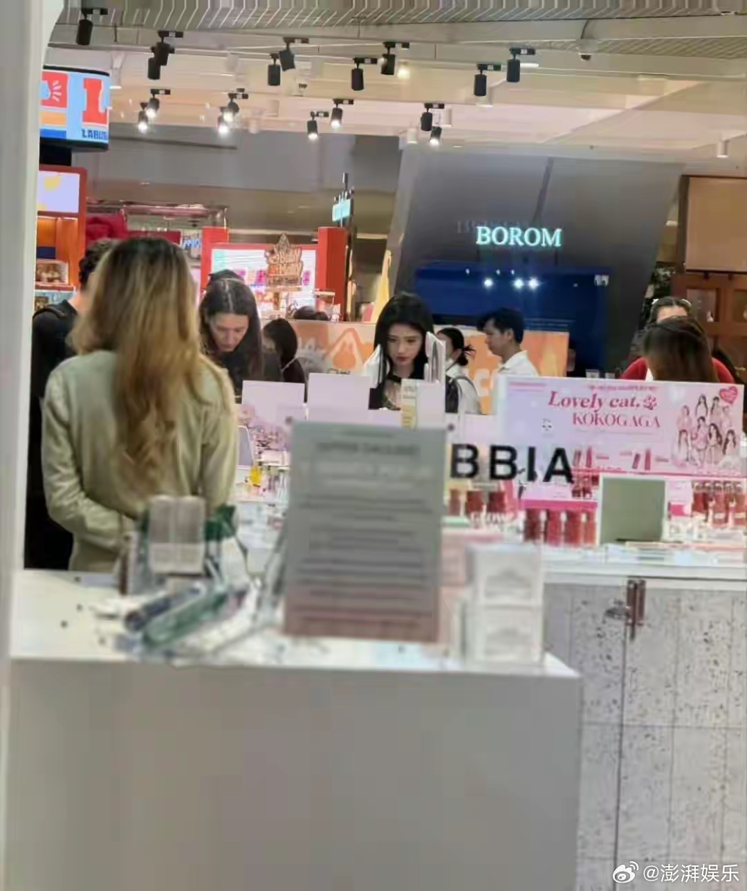 曼谷偶遇鞠婧祎逛街双马尾配吊带牛仔裤也太灵动了！生图无滤镜依旧肤白貌美，拉着友人