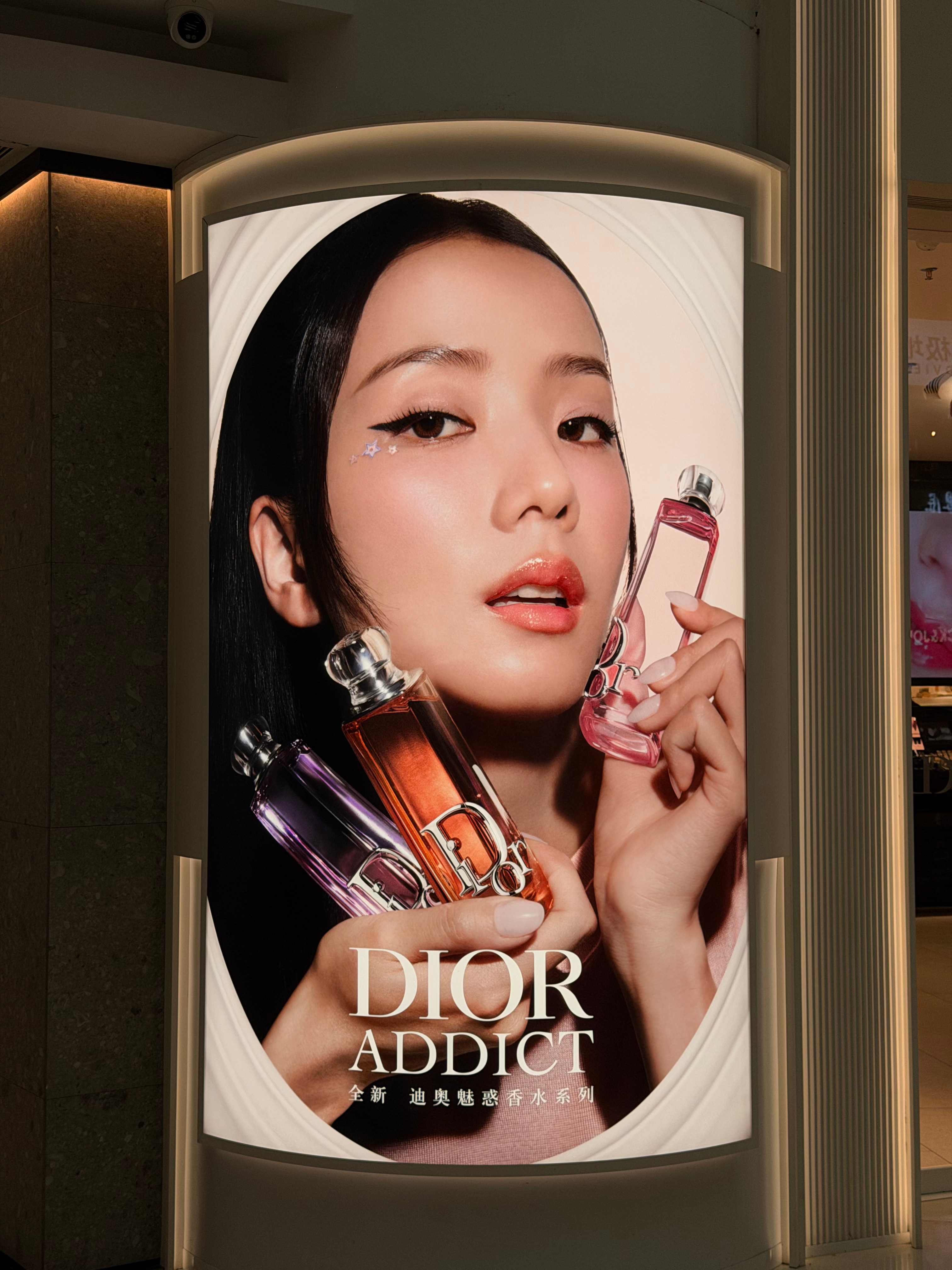 DIOR店被JISOO占据了金智秀