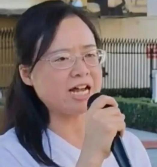 周君红曾经在美国公开发文，要求中国归还其父家、母家在旧社会当地主时被没收的地产、