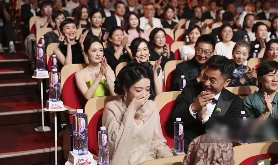 出场那会儿，杨幂穿着绿色礼服，感觉还没有什么，然后突然看到了这个画面，感觉她好自