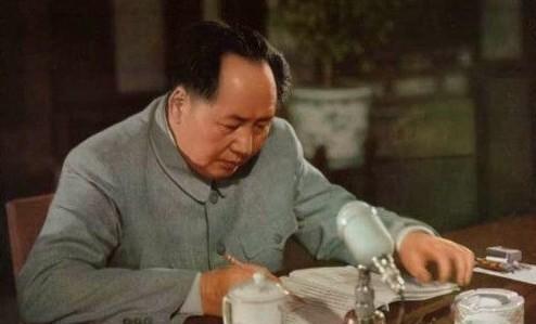 1965年6月，一次全国医疗工作会议上，一向好脾气的毛主席怒了。 他拍着桌子生气
