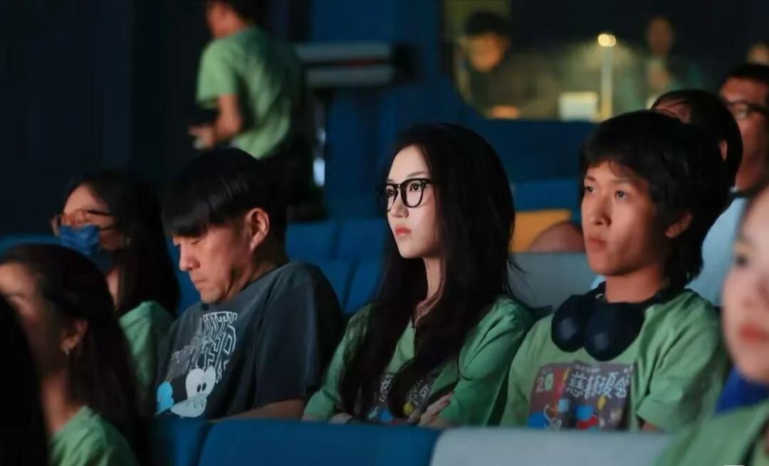 王菲与李亚鹏的女儿李嫣参加嫣然天使基金公益活动，
19岁的李嫣长发披肩，
戴着黑