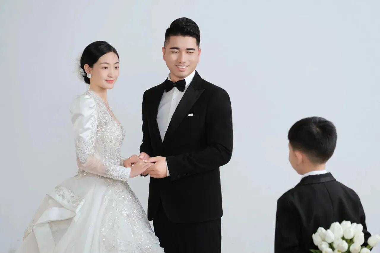 虽然是二婚带小孩的，但是，新娘超高颜值还是让小伙无法自拔，并接受了干儿子
